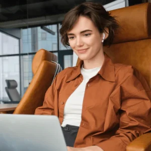 Kvinna som jobbar med HR-systemet Workly med sin laptop i ett konferensrum.