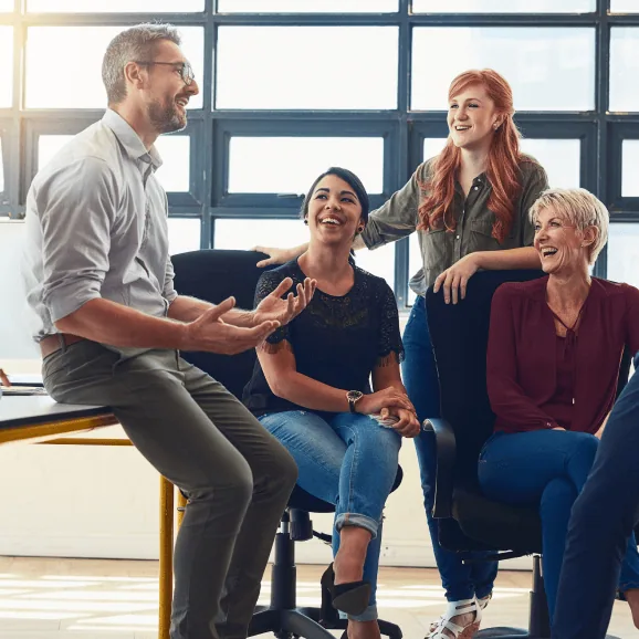 Glatt team som samarbetar på jobbet – exempel på hög employee retention och god arbetsmiljö