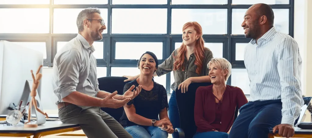 Glatt team som samarbetar på jobbet – exempel på hög employee retention och god arbetsmiljö