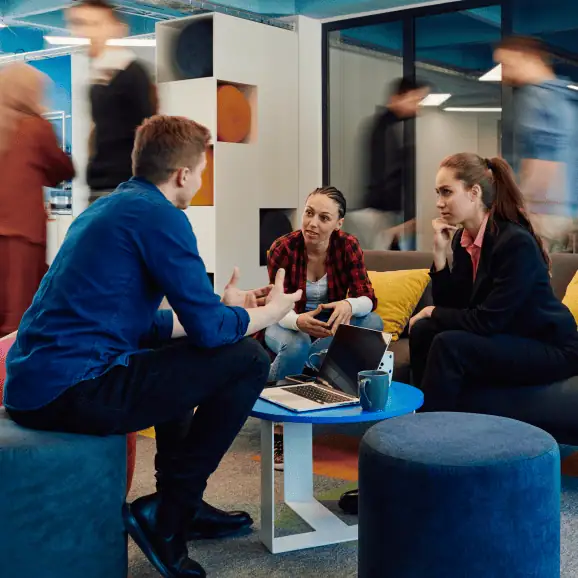 Medarbetare på ett kontor som diskuterar Gallups senaste rapport från 2025