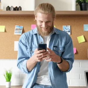 Glad medarbetare svarar på digital undersökning via mobil för högre svarsfrekvens