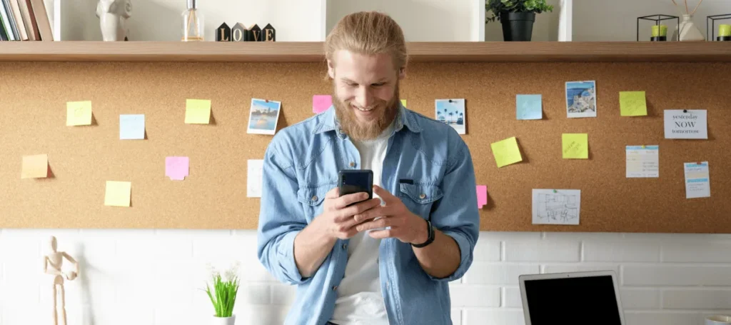 Glad medarbetare svarar på digital undersökning via mobil för högre svarsfrekvens