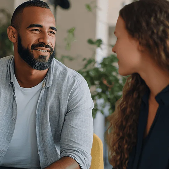 En man och kvinna har medarbetarsamtal