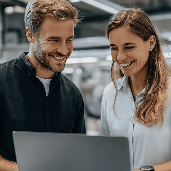 Man och kvinna som går igenom ett medarbetarsamtal i en industri.