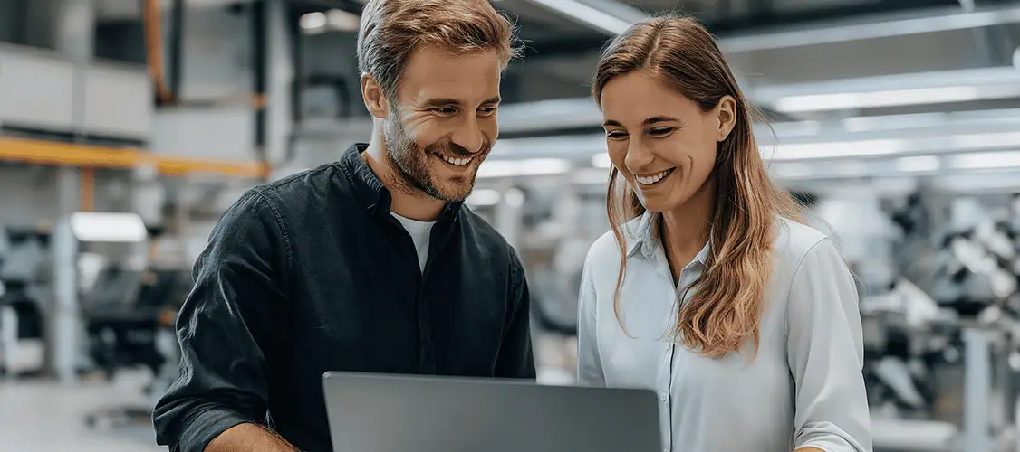 Man och kvinna som går igenom ett medarbetarsamtal i en industri.