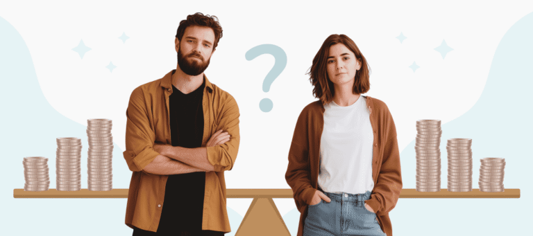 Kvinna och man som väger sina löner på en våg, för att hitta löneskillnader enligt krav från Lönetransparensdirektivet.