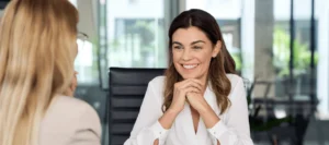 Chef håller lönesamtal med medarbetare i kontorsmiljö