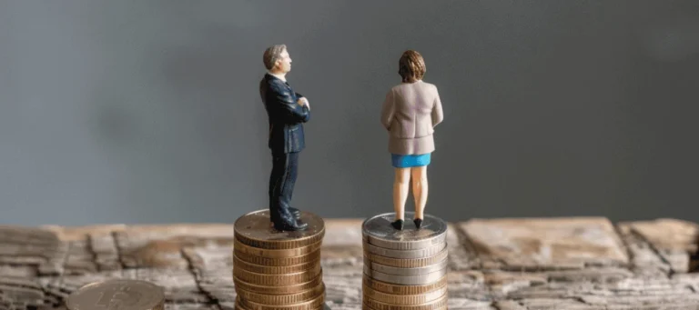 Osakliga löneskillnader mellan man och kvinna illustrerat med figurer på myntstaplar