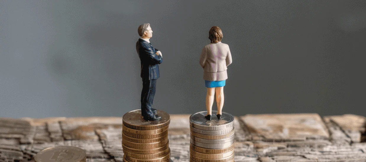 Osakliga löneskillnader mellan man och kvinna illustrerat med figurer på myntstaplar